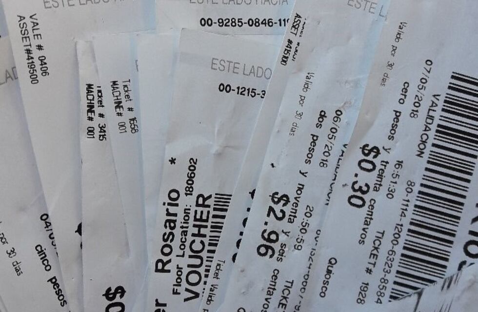 Llovieron vouchers del casino y vecinos de zona oeste se desesperaron por recogerlos
