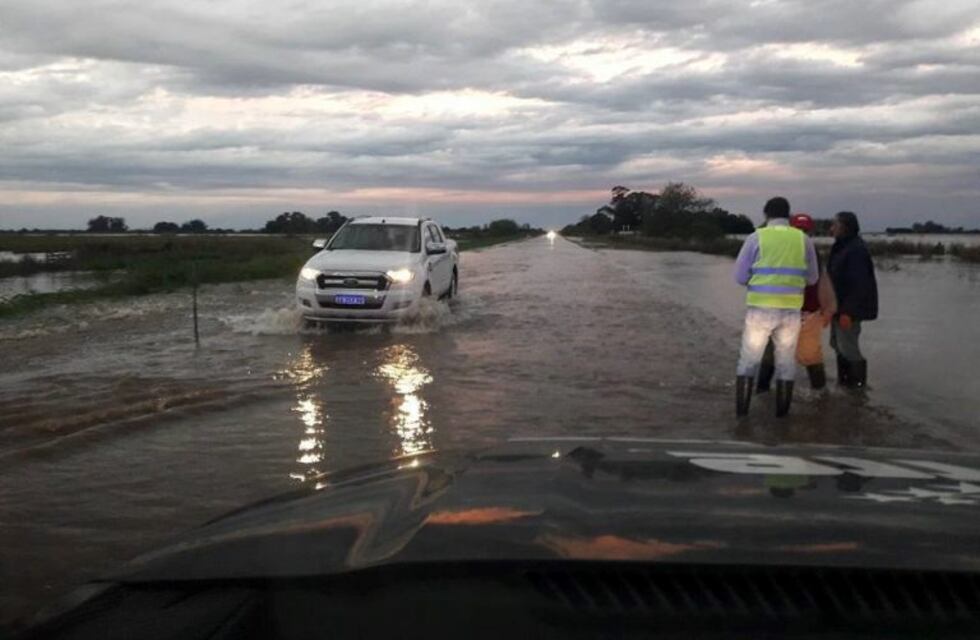 De la seca al aguacero: la Ruta Provincial 21 quedó cortada por el desborde de un arroyo