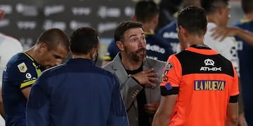 Argentina's Rosario Central team coach Cristian Gonzalez (C) talks with the referee Facundo Tello (R) at the end of the Argentina First Division 2020 Liga Profesional de Futbol tournament match against Argentina's River Plate at Libertadores de America stadium, in Avellaneda, Buenos Aires province, Argentina, on November 7, 2020\u002E (Photo by ALEJANDRO PAGNI / POOL ARGRA / AFP)