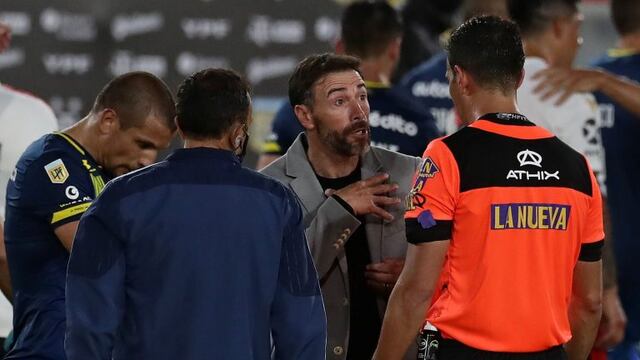 Argentina's Rosario Central team coach Cristian Gonzalez (C) talks with the referee Facundo Tello (R) at the end of the Argentina First Division 2020 Liga Profesional de Futbol tournament match against Argentina's River Plate at Libertadores de America stadium, in Avellaneda, Buenos Aires province, Argentina, on November 7, 2020\u002E (Photo by ALEJANDRO PAGNI / POOL ARGRA / AFP)