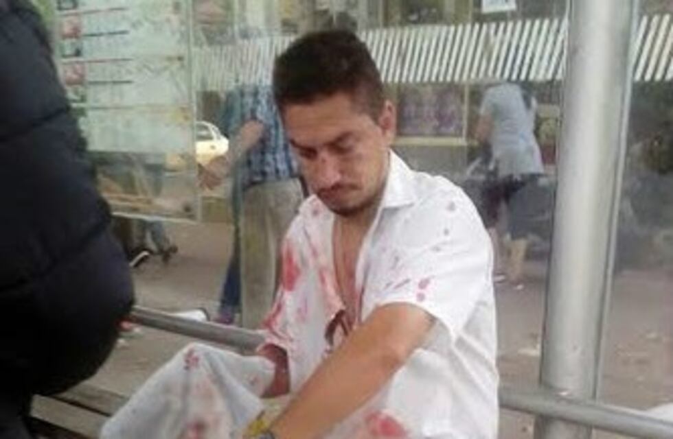 Salvaje agresión a un chofer de la línea 143 que intentó controlar a pasajeros revoltosos