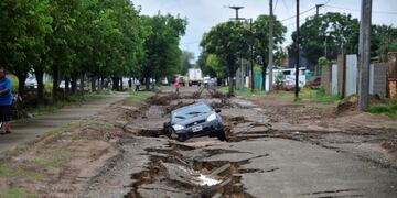 Impresionante grieta se abrió en el asfalto en barrio Parque Liceo Tercera Sección\u002E