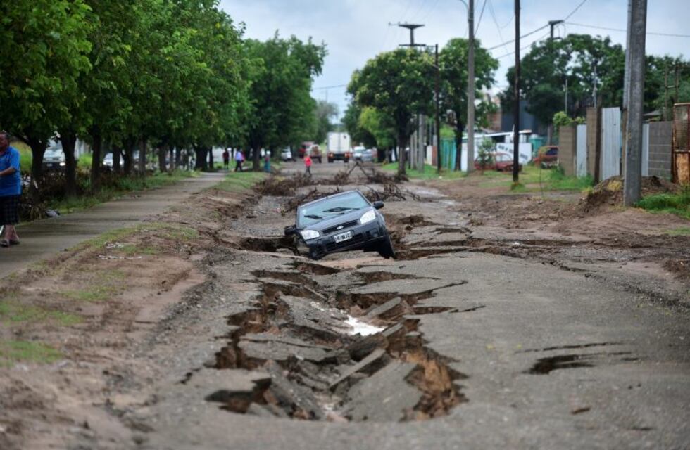 Impresionante: la lluvia abrió una grieta y literalmente, "se tragó" un auto