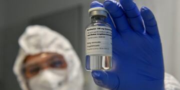 Debrecen (Hungary), 15/10/2020\u002E- A medicine containing the agent remdesivir is shown by a health worker at the Institute of Infectology of Kenezy Gyula Teaching Hospital of the University of Debrecen in Debrecen, Hungary, 15 October 2020\u002E The drug developed by the Budapest, Hungary, based Chemical Works of Gedeon Richter Plc\u002E, a pharmaceutical company, is administered to novel coronavirus patients in serious condition as a clinical test to stop the replication of the virus\u002E (Hungría) EFE/EPA/Zsolt Czegledi HUNGARY OUT