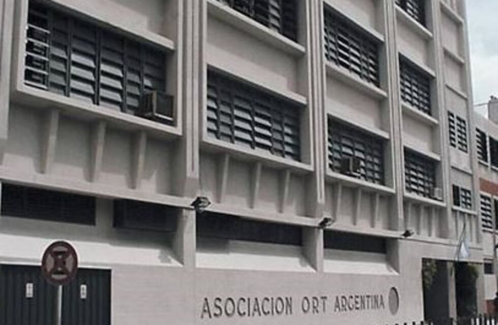 Detuvieron a un hombre con simbología nazi que sacaba fotos a estudiantes de la ORT