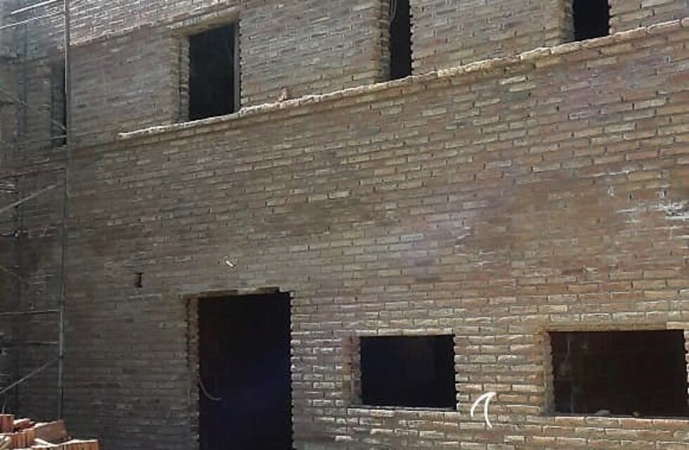 Murió al caer en una obra en construcción