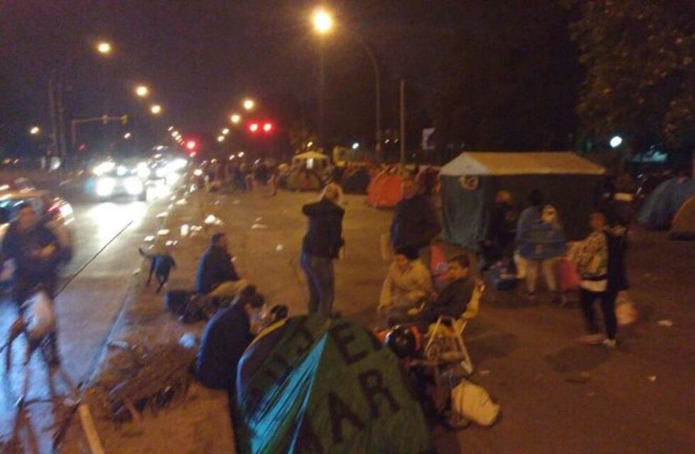 Sigue el caos en la avenida Vélez Sársfield por el corte a la altura del Pizzurno