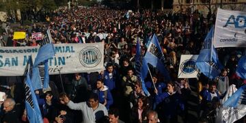 Marcha de la Universidad Nacional de Córdoba en defensa de la universidad pública\u002E