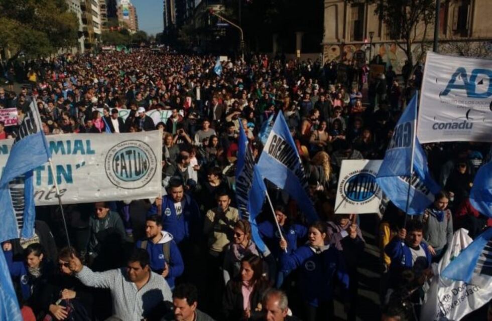 En fotos, la multitudinaria marcha de la UNC en defensa de la Universidad Pública