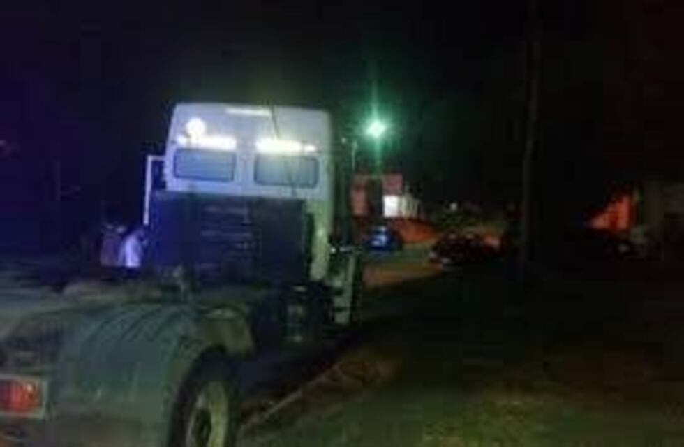 Quiso robar un camión y terminó chocando un vehículo  estacionado