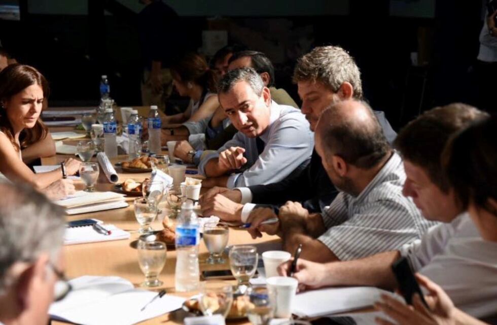 Pablo Javkin tuvo su primera reunión de gabinete en una escuela de zona sur