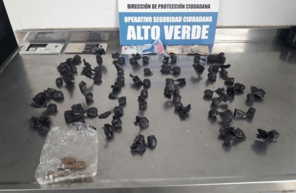 Detienen a un joven con 45 bochas de marihuana en su pantalón