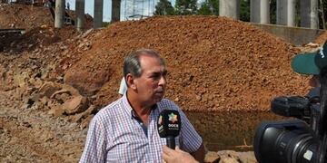 Leonardo Stelatto, en uno de los puentes construidos por Vialidad\u002E (MisionesOnline)