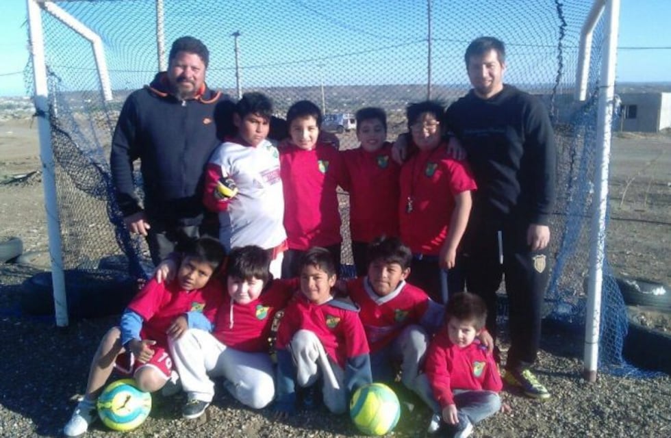 Barrio Bicentenario: crearon escuelita de fútbol metegol Caleta Olivia