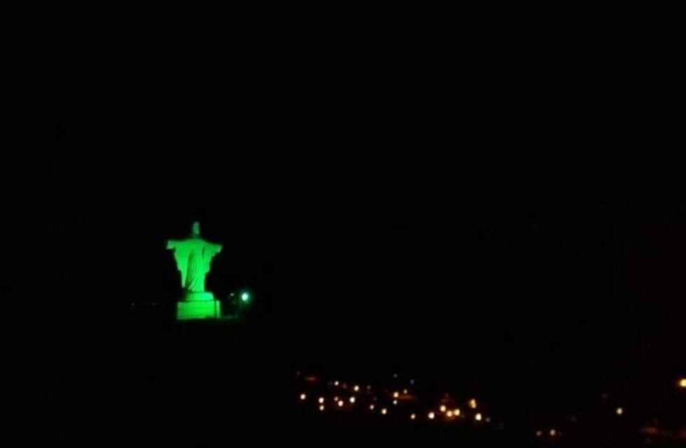 Iluminaron de verde un monumento de Catamarca
