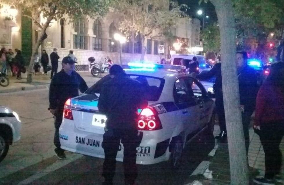 Muy cerca de la comisaría, le roban $80.000 y el uniforme a un policía