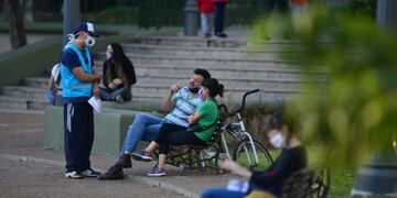 No está permitido sentarse en parques y plazas, y mucho menos sin usar el barbijo o tapabocas\u002E