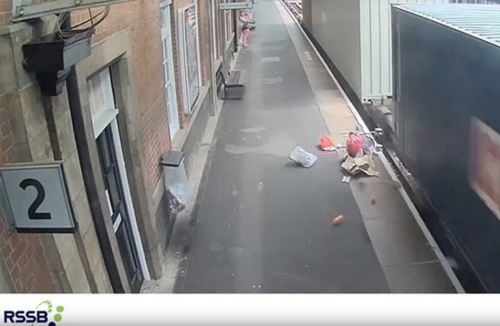 Viral: un tren pasa a toda velocidad y arrolla a un carrito de bebé tras un descuido de la madre