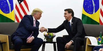 TOPSHOT - Brazil's President Jair Bolsonaro (R) meets with US President Donald Trump during a bilateral meeting on the sidelines of the G20 Summit in Osaka on June 28, 2019\u002E (Photo by Brendan Smialowski / AFP)