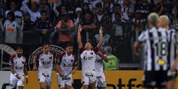 AME2168\u002E BELO HORIZONTE (BRASIL), 26/09/2019\u002E- El jugador del Club Atlético Colón Luis Rodríguez celebra su anotación ante Atlético Mineiro, este jueves en un partido de las semifinales de la Copa Sudamericana ente Atlético Mineiro y Club Atlético Colón, en el estadio Mineirão en la ciudad de Belo Horizonte (Brasil)\u002E EFE/Yuri Edmundo