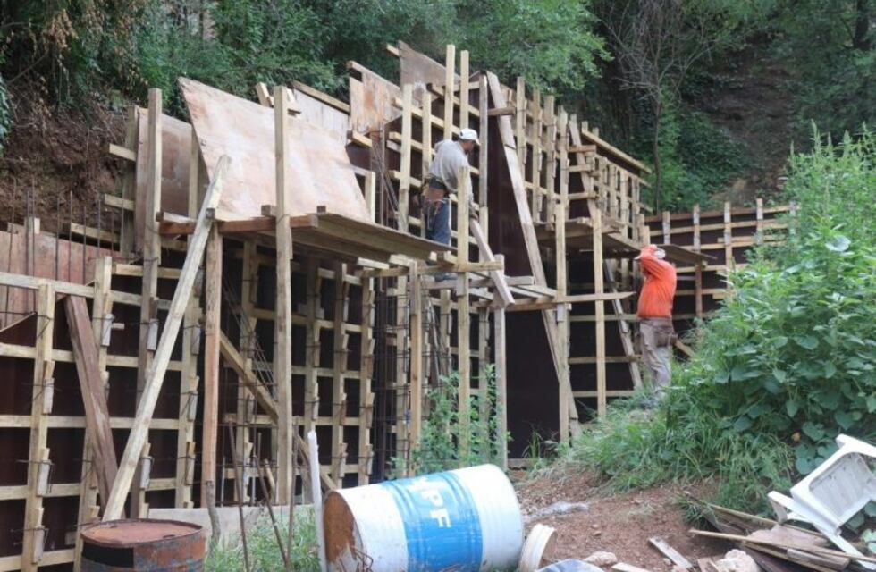 Carlos Paz: construyen un muro de contención para evitar desmoronamientos en Villa del Río