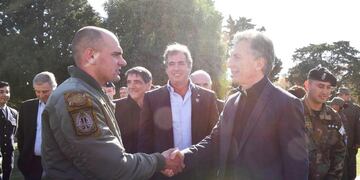 Mauricio Macri recibió en Olivos a los rescatistas que socorrieron a la comitiva presidencial\u002E (Fotos: Presidencia)