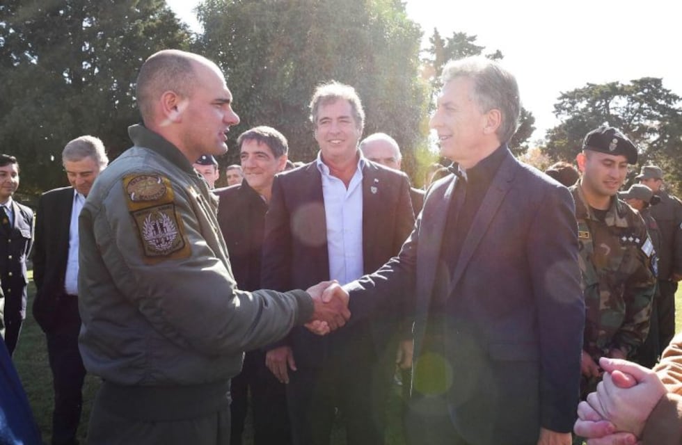 Macri recibió a los rescatistas que socorrieron a la comitiva presidencial