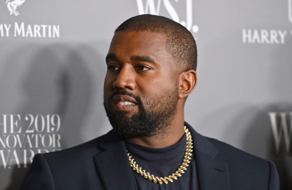 El video más desconcertante de Kanye West: se filmó orinando sobre un premio Grammy