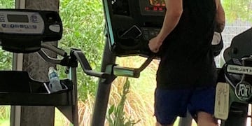 Se viralizó una foto de Lionel Messi mientras entrenaba frente a un televisor en el que pasaban sus goles\u002E (@valenjure1)