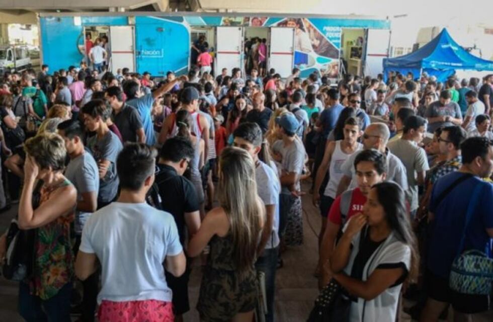 Siguen las largas filas para vacunarse contra la fiebre amarilla