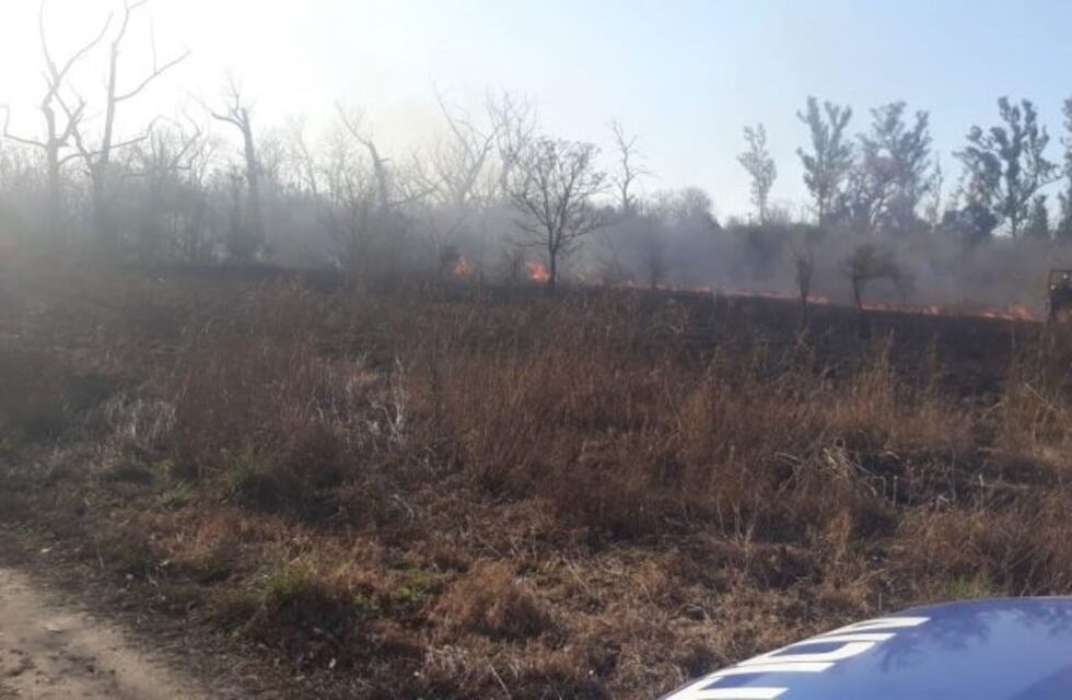 Anisacate: una mujer prendió fuego unos troncos y provocó que dos hectáreas se incendiaran