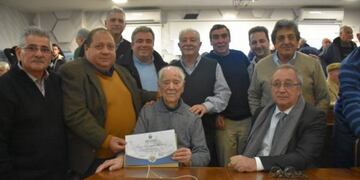Reconocimiento al socio vitalicio más longevo del fútbol argentino\u002E