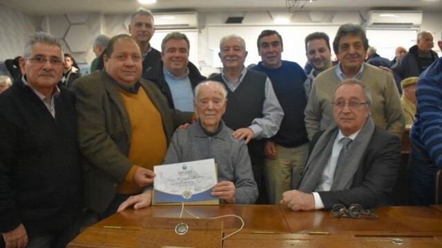 Reconocimiento al socio vitalicio más longevo del fútbol argentino\u002E