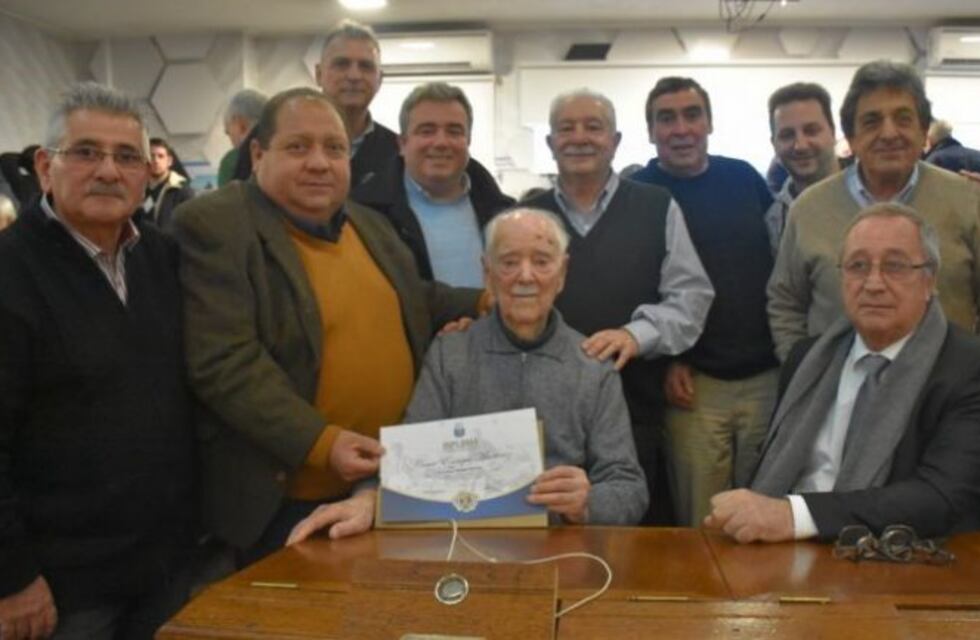 El socio vitalicio de mayor edad del fútbol argentino es rosarino, ¿de Newell's o de Central?