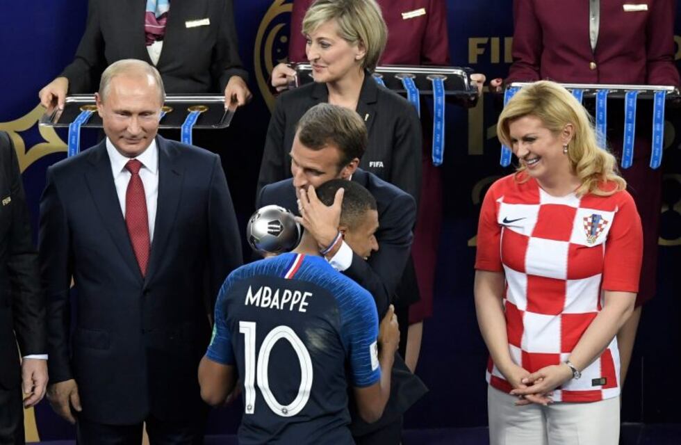 El festejo de Francia en el vestuario junto a Macron