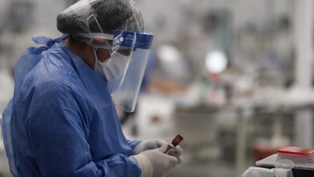 AME2325\u002E BUENOS AIRES (ARGENTINA), 03/09/2020\u002E- Un médico realiza un control a un paciente con COVID-19 una unidad de terapia intensiva hoy, en un hospital de la provincia de Buenos Aires (Argentina)\u002E El sistema de salud de Argentina se encuentra al límite por la expansión del coronavirus, en particular en las provincias con menor capacidad hospitalaria, mientras crece el debate sobre la estrategia sanitaria en el marco de una de las cuarentenas más largas del mundo y los médicos reclaman a la población mayor conciencia social\u002E EFE/Juan Ignacio Roncoroni