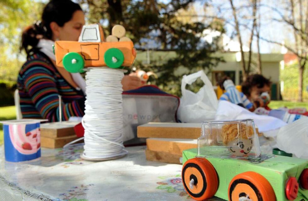 Un merendero de Las Heras crea juguetes reciclables para el día del niño