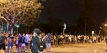 Turistas argentinos llegados desde Europa, Estados Unidos y otros países a Foz do Iguaçú presionan para entrar a la Argentina por la frontera pese a que fue cerrada este viernes\u002E (Misiones Online)