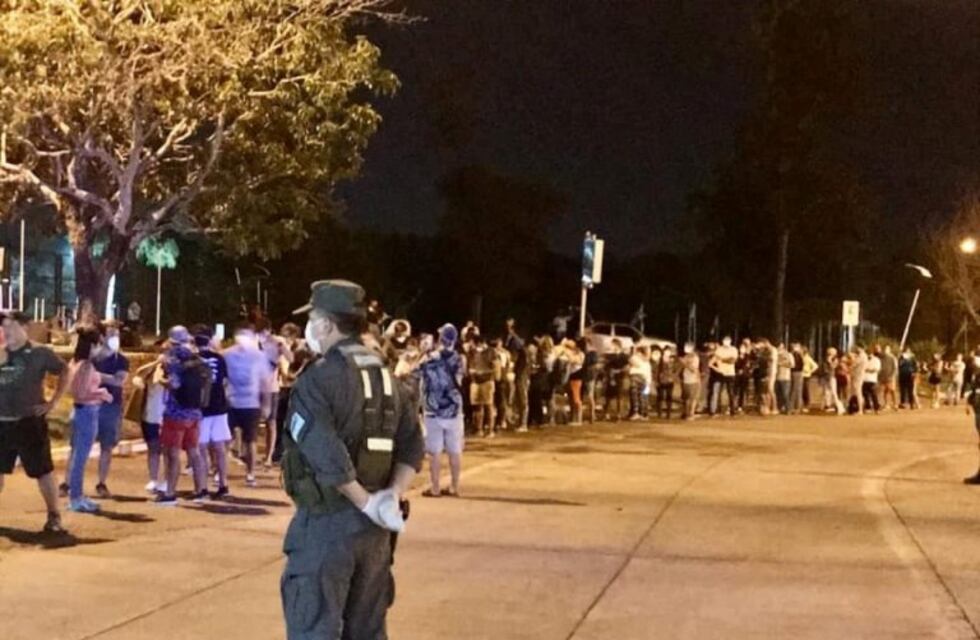 Cientos de turistas argentinos en Iguazú presionan para entrar al país