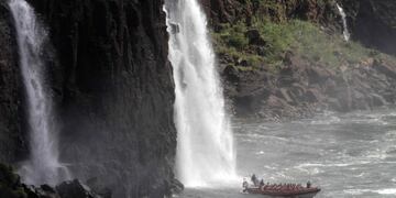 Tourists ride in a boat to closer observe the Iguazu falls from the Brazilian side, across the border from Argentina, April 11, 2012\u002E Drought has largely decreased the amount of water in South America's largest falls\u002E REUTERS/Jorge Adorno (BRAZIL - Tags: ENVIRONMENT TRANSPORT TRAVEL)\r\n brasil foz de iguazu catartas del iguazu
