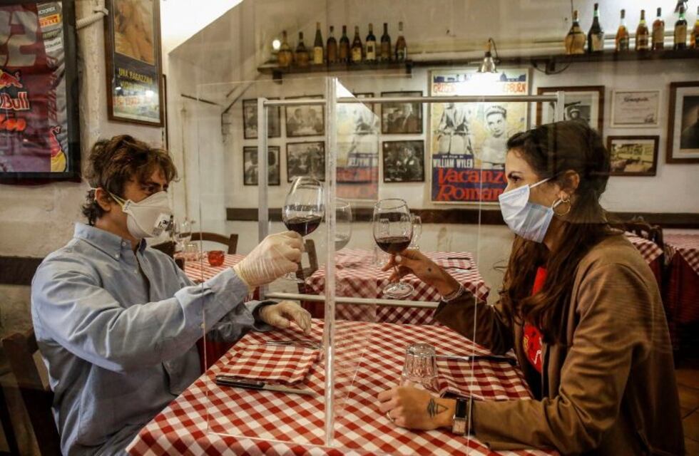 Se volvió viral la insólita imagen de dónde descartaron su mascarilla en un restaurante