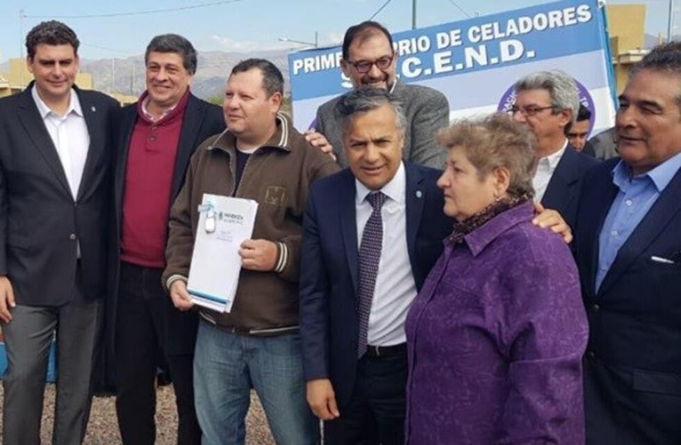 Cornejo y Orozco entregaron viviendas en Las Heras