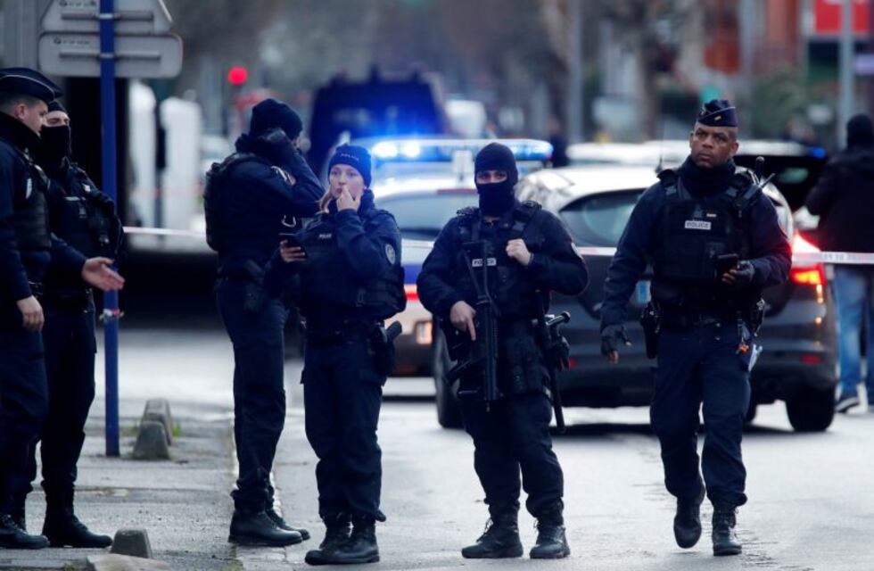 Un muerto y dos heridos en un ataque con cuchillo cerca de París