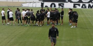 Mientras el plantel recibía las consignas de Alaniz, Martín Abaurre se dirigía al camarín para ultimar detalles\u002E