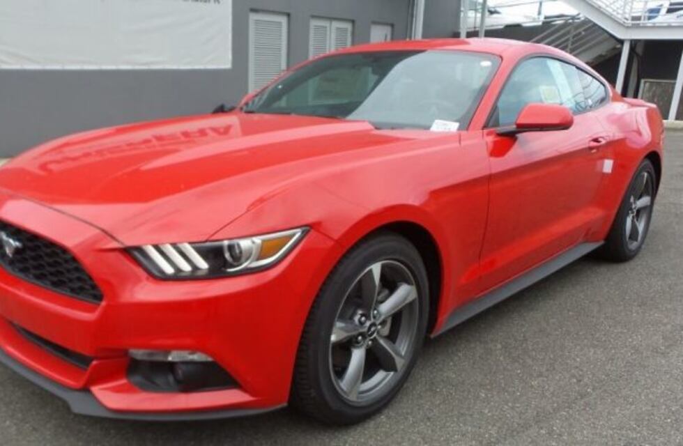 Un mecánico quiso probar el Mustang de su cliente y lo destrozó contra un paredón