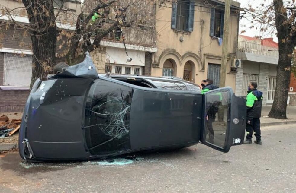 Espectacular vuelco despertó a los vecinos de Ludueña