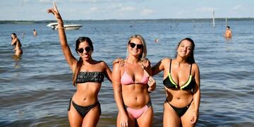 Glamour para afrontar el calor en fin del verano posadeño\u002E Una imagen capturada por Sixto Fariña\u002E Imagen ilustrativa