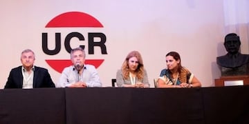 El gobernador Morales, en la mesa de conducción de la UCR nacional.