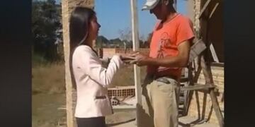El emotivo momento en que una chica le entrega su título universitario a su papá albañil