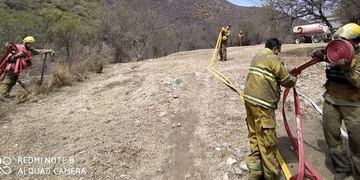 Los Bomberos de Icho Cruz explicaron el paso a paso cómo extinguieron por completo el incendio que comenzó en Sol y Río